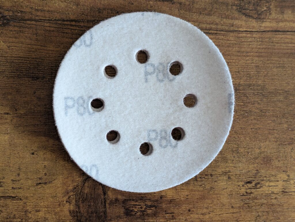 P80-Schleifscheibe des WORKPRO W125262 Exzenterschleifers von unten