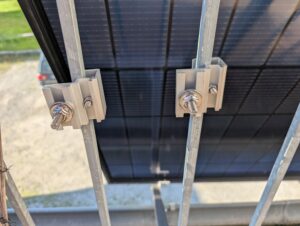 Halterung des Wechselrichters des Solakon Balkonkraftwerks