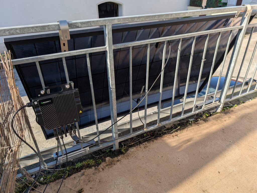 Solakon Balkonkraftwerk montiert von hinten