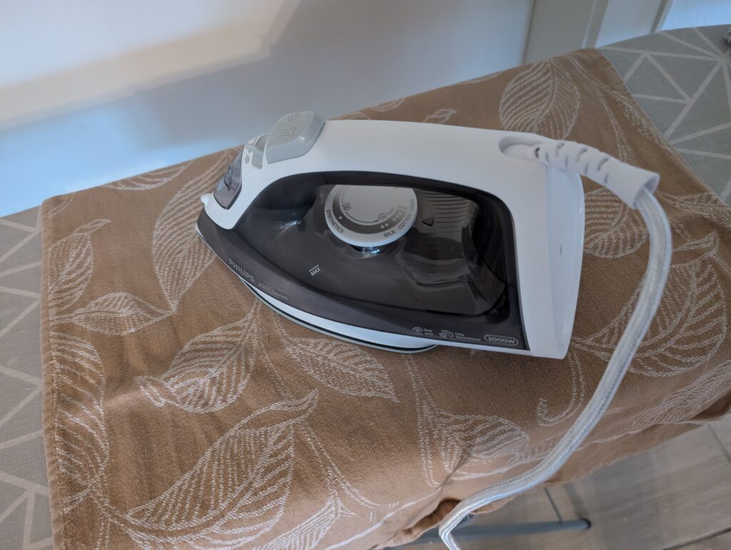 Philips DST202080 Dampfbügeleisen Geschirrtuch bügeln