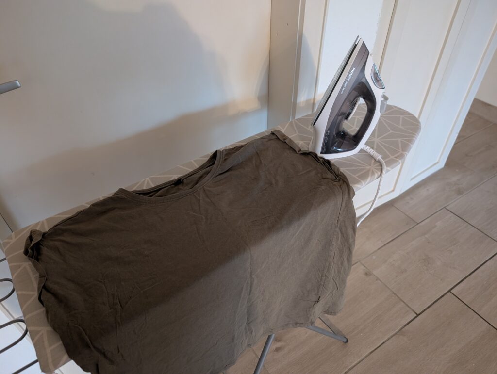 Philips DST202080 Dampfbügeleisen T Shirt bügeln