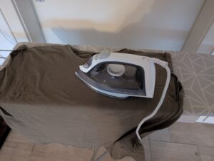 Philips DST202080 Dampfbügeleisen T Shirt bügeln 2