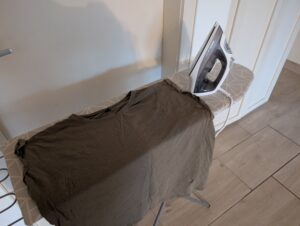 Philips DST202080 Dampfbügeleisen T Shirt bügeln