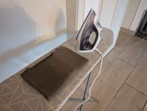 Philips DST202080 Dampfbügeleisen T Shirt gebügelt