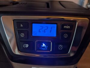 Russell Hobbs Victory Kaffeemaschine mit Mahlwerk Bedienelemente eingeschaltet