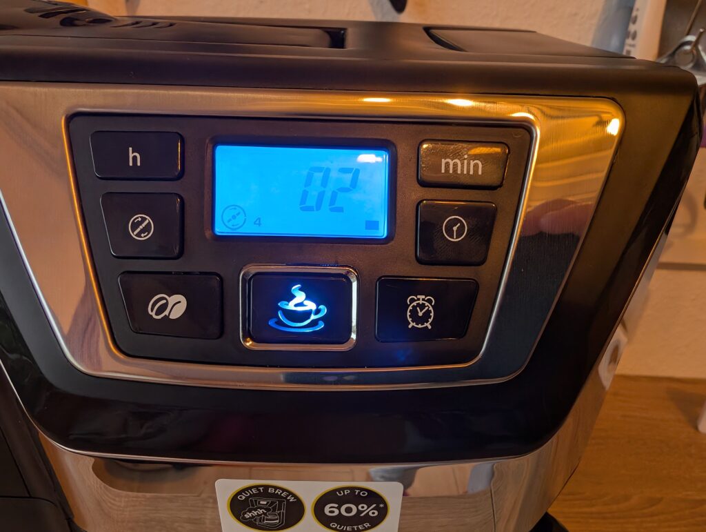 Russell Hobbs Victory Kaffeemaschine mit Mahlwerk Display im Warmhaltemodus