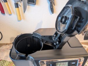 Russell Hobbs Victory Kaffeemaschine mit Mahlwerk Filterdeckel geöffnet