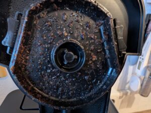 Russell Hobbs Victory Kaffeemaschine mit Mahlwerk Filterdeckel nach Benutzung