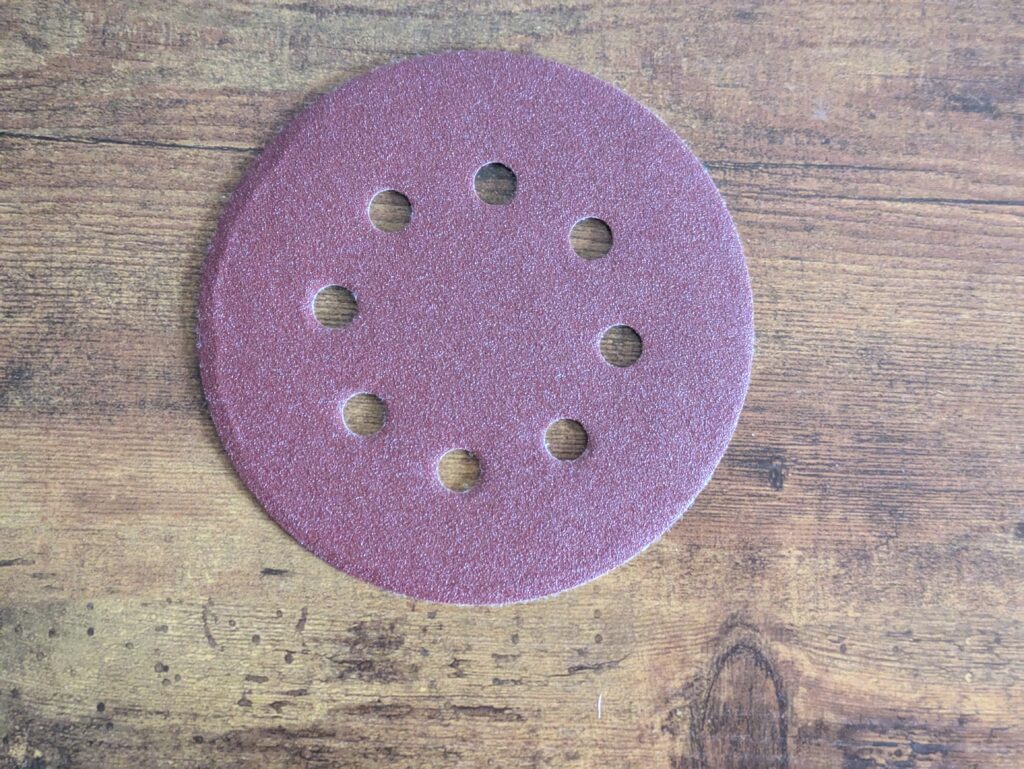 Schleifpapier des Black Decker BEW210 Exzenterschleifers