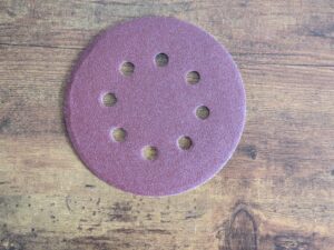 Schleifpapier des Black Decker BEW210 Exzenterschleifers