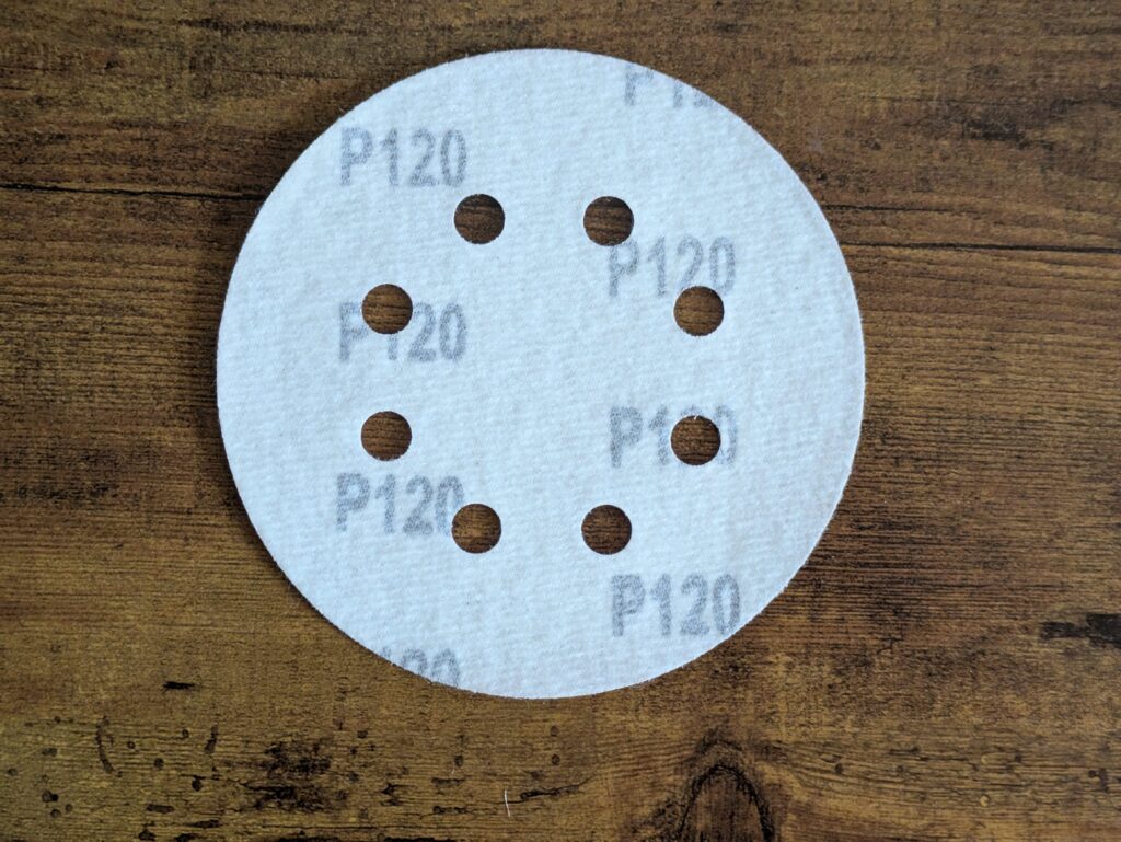 Schleifpapier des Black Decker BEW210 Exzenterschleifers von unten