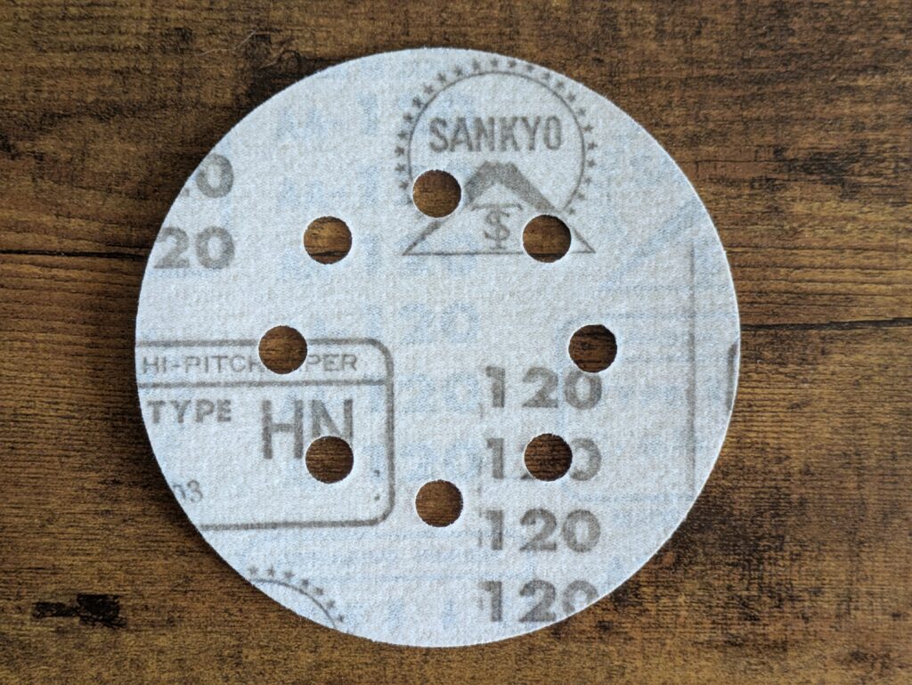 Schleifpapier des Makita BO5041 Exzenterschleifers von unten