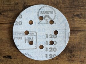 Schleifpapier des Makita BO5041 Exzenterschleifers von unten