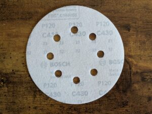 Schleifscheibe des Bosch Professional GEX 125-1 AE Exzenterschleifers von unten