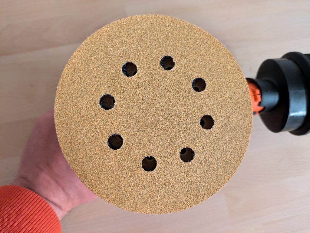 Schleifteller des Black Decker BEW210 Exzenterschleifers mit Schleifscheibe