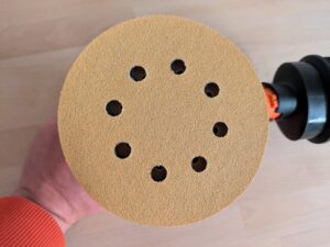 Schleifteller des Black Decker BEW210 Exzenterschleifers mit Schleifscheibe