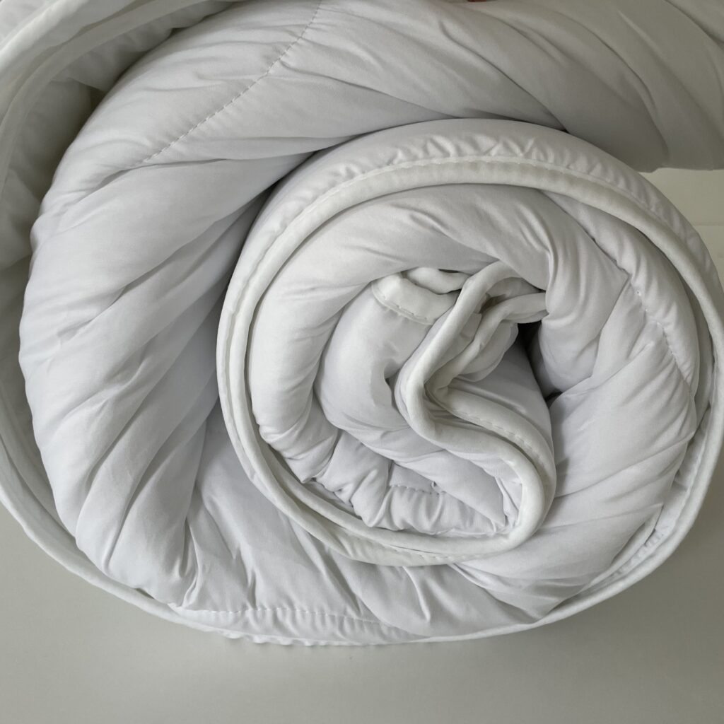 Siebenschläfer Vier-Jahreszeiten-Decke gerollt