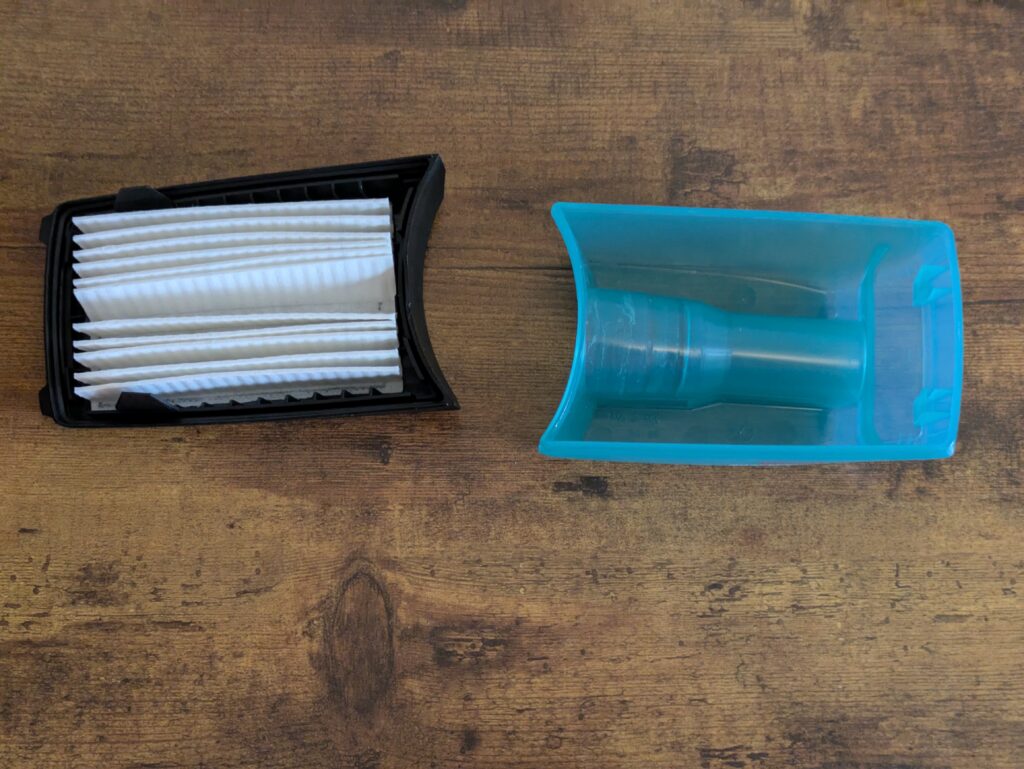 Staubbox des Bosch Professional GEX 125-1 AE Exzenterschleifers geöffnet