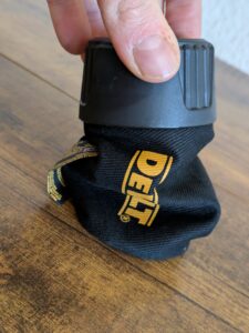 Staubbox des Dewalt DWE6423 QS Exzenterschleifers gestaucht