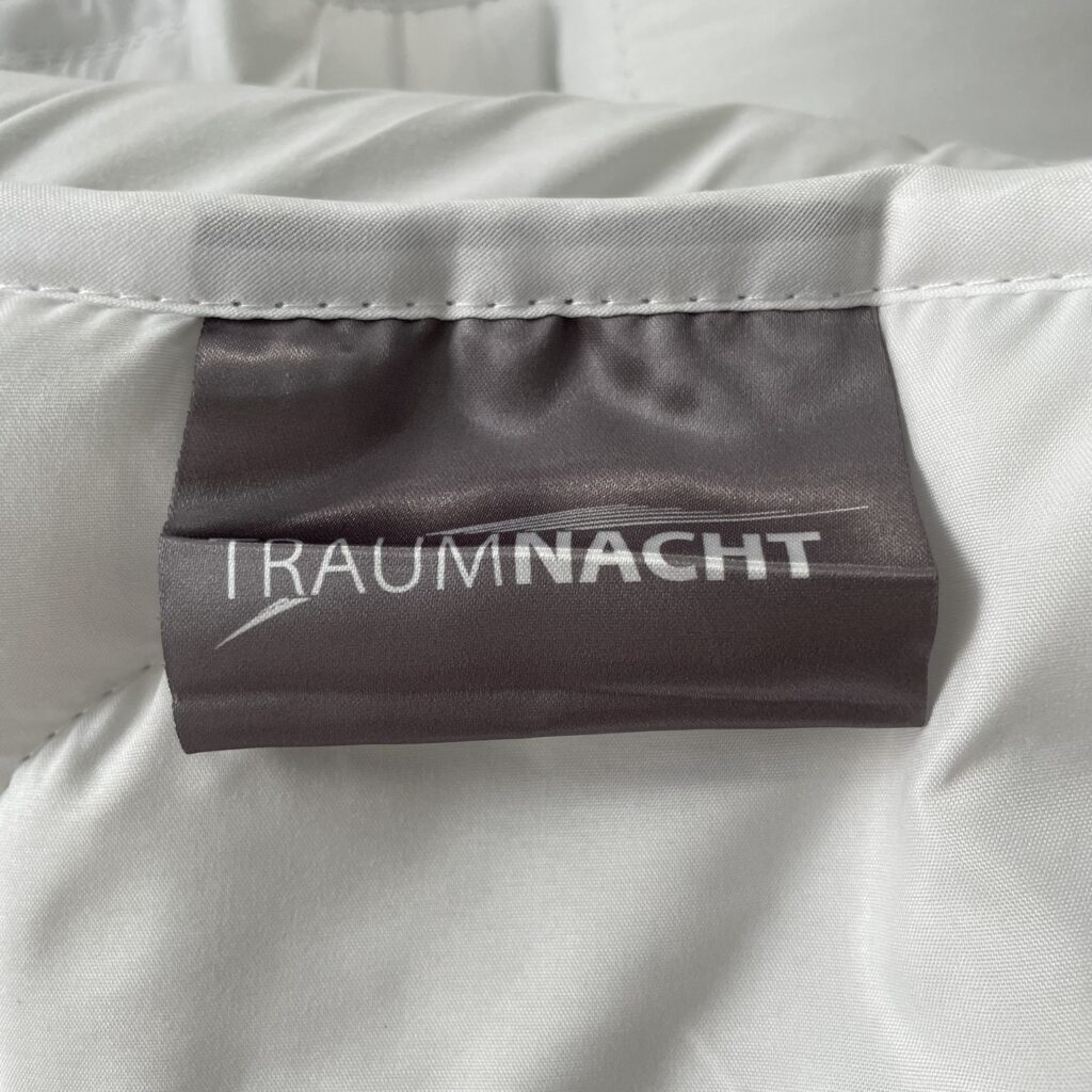 Traumnacht Cozy Mono Bettdecke Logo
