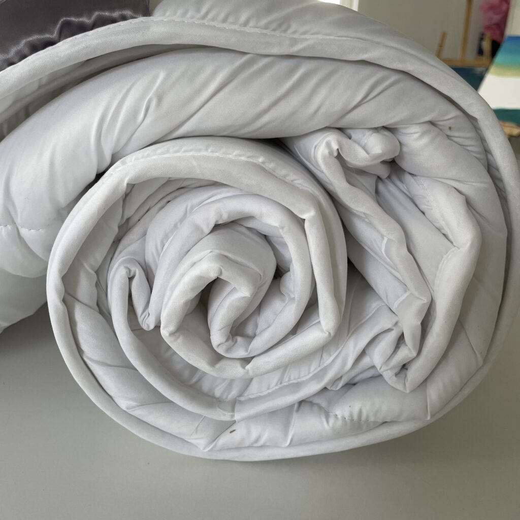 Traumnacht Cozy Mono Bettdecke gerollt