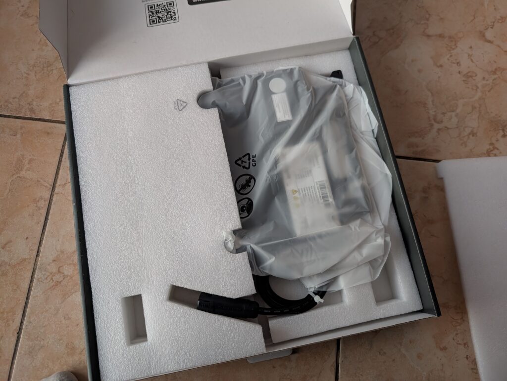 Verpackter Wechselrichter des Solakon Balkonkraftwerks