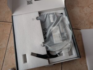 Verpackter Wechselrichter des Solakon Balkonkraftwerks