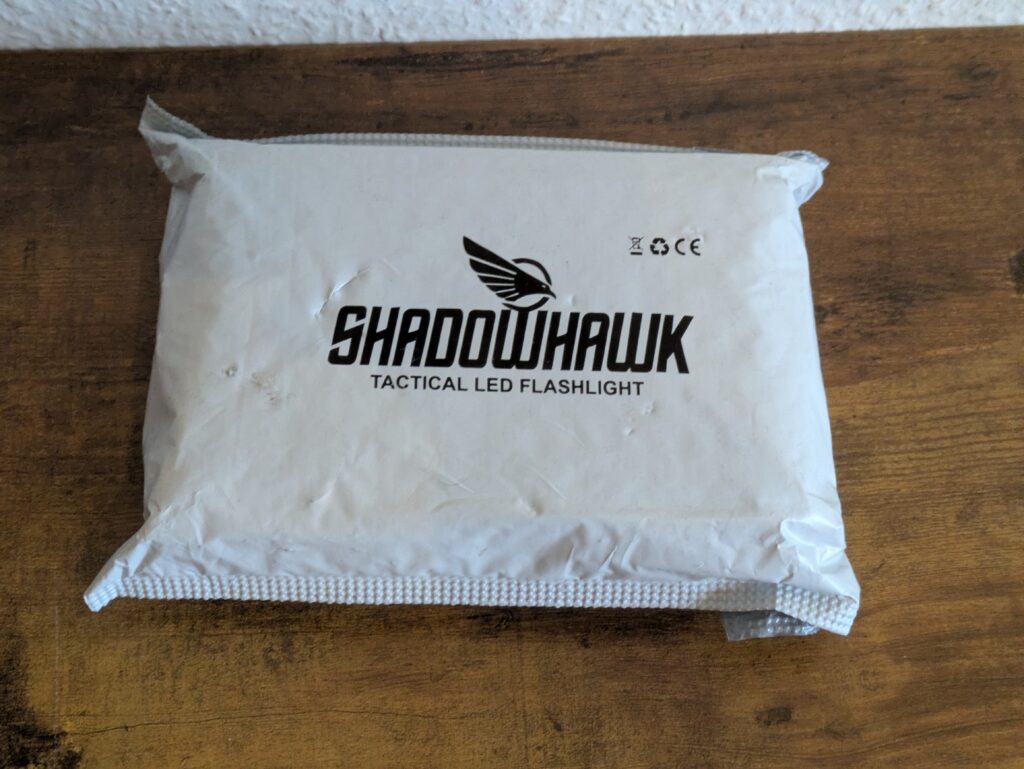 Verpackung der Shadowhawk S1007 Taschenlampe von oben