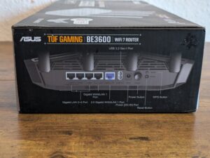 Verpackung des ASUS TUF Gaming BE3600 Routers von Links