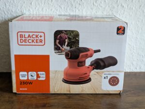 Verpackung des Black Decker BEW210 Exzenterschleifer von vorne