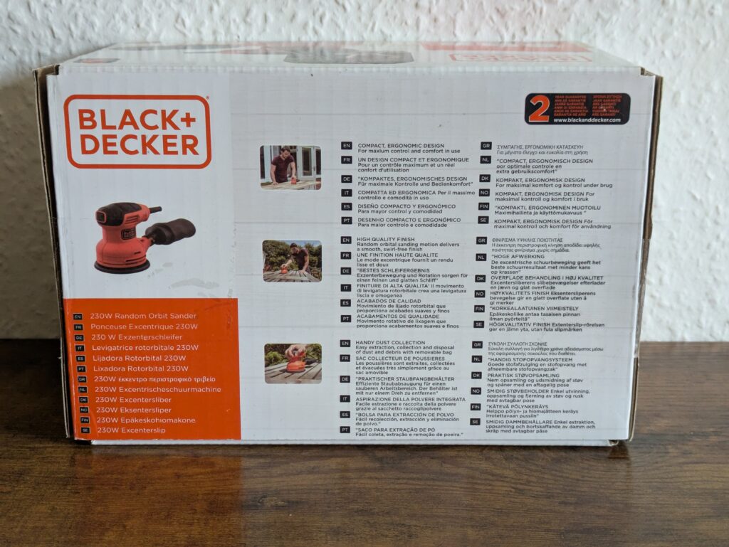 Verpackung des Black Decker BEW210 Exzenterschleifers von hinten