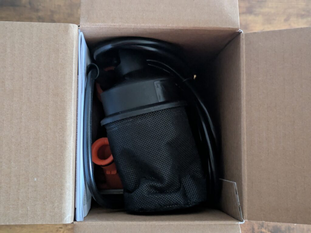 Verpackung des Black Decker BEW210 Exzenterschleifers von oben