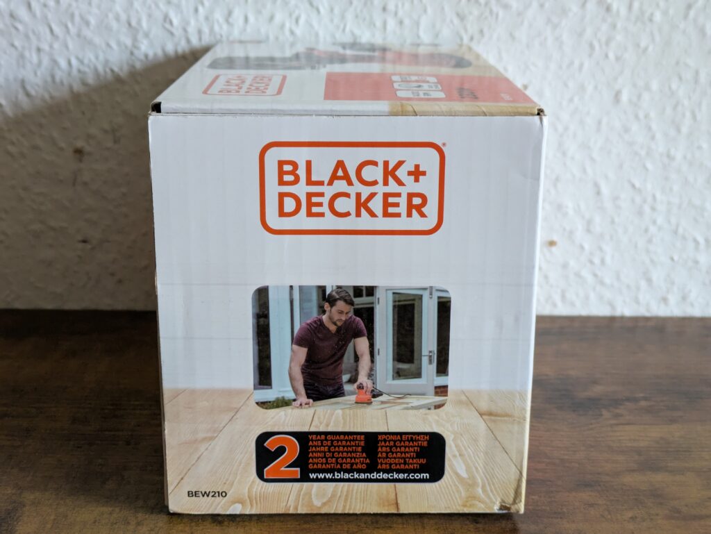 Verpackung des Black Decker BEW210 Exzenterschleifers von rechts