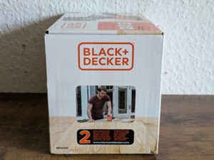 Verpackung des Black Decker BEW210 Exzenterschleifers von rechts