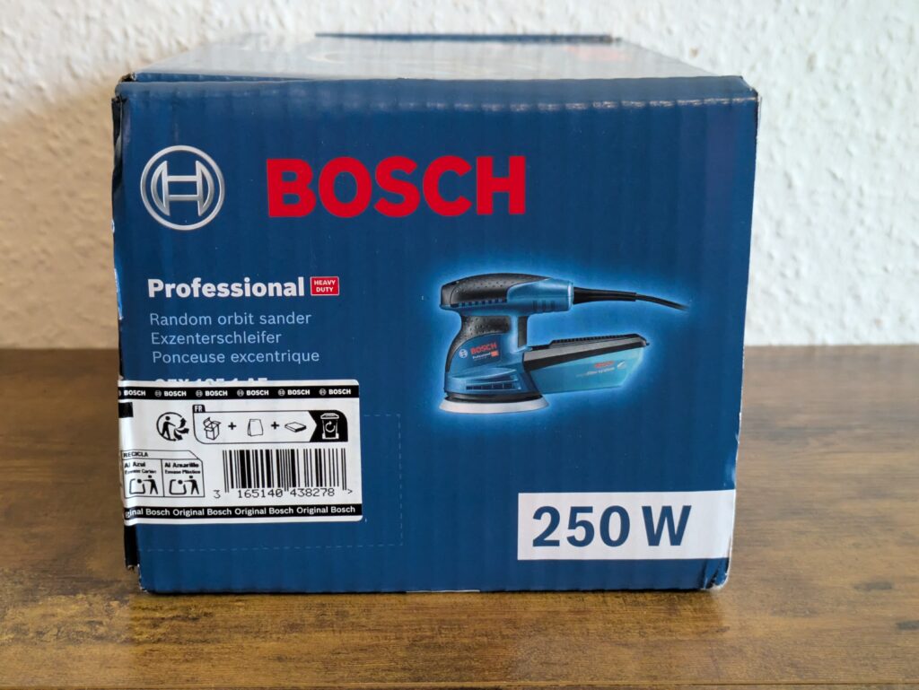 Verpackung des Bosch Professional GEX 125-1 AE Exzenterschleifers von rechts