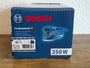 Verpackung des Bosch Professional GEX 125-1 AE Exzenterschleifers von rechts