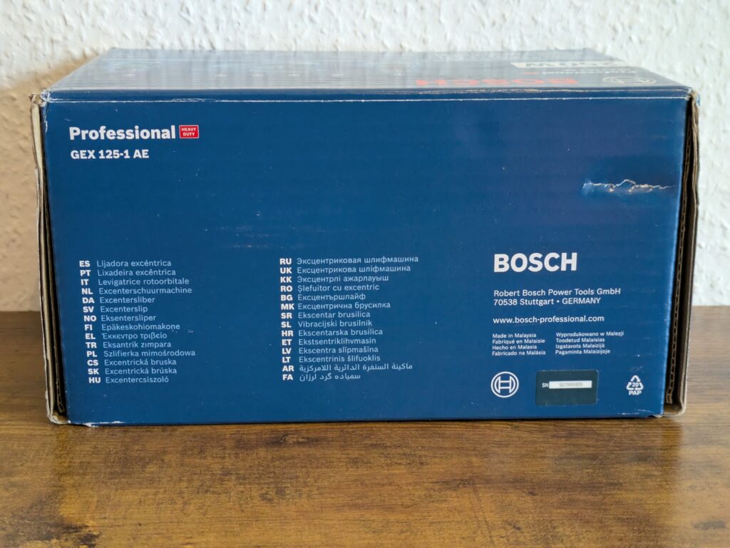 Verpackung des Bosch Professional GEX 125-1 AE Exzenterschleifers von unten