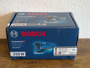 Verpackung des Bosch Professional GEX 125-1 AE Exzenterschleifers von vorne