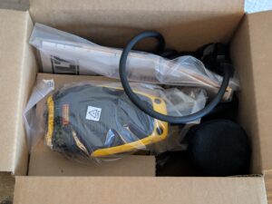 Verpackung des Dewalt DWE6423 QS Exzenterschleifers geöffnet