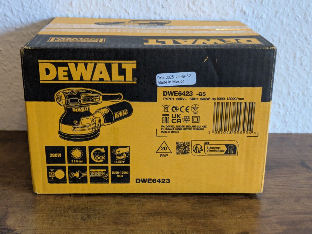Verpackung des Dewalt DWE6423 QS Exzenterschleifers von hinten