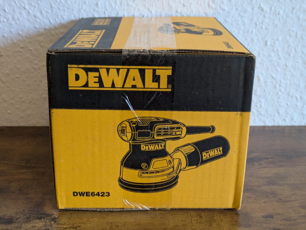 Verpackung des Dewalt DWE6423 QS Exzenterschleifers von links