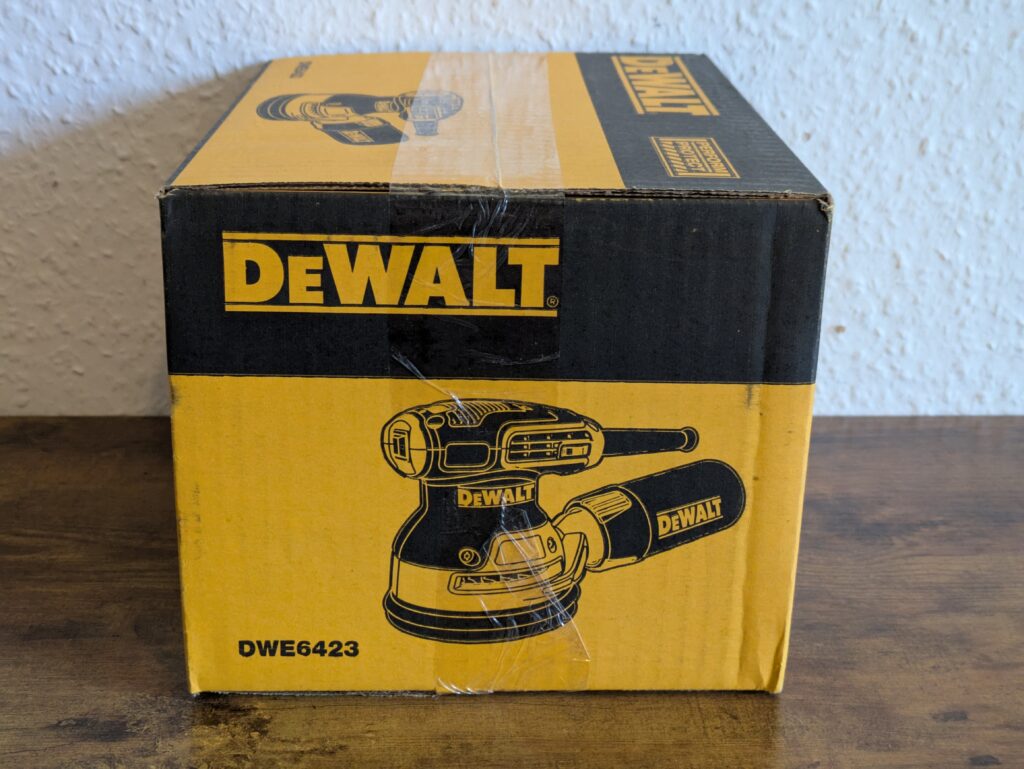 Verpackung des Dewalt DWE6423 QS Exzenterschleifers von rechts