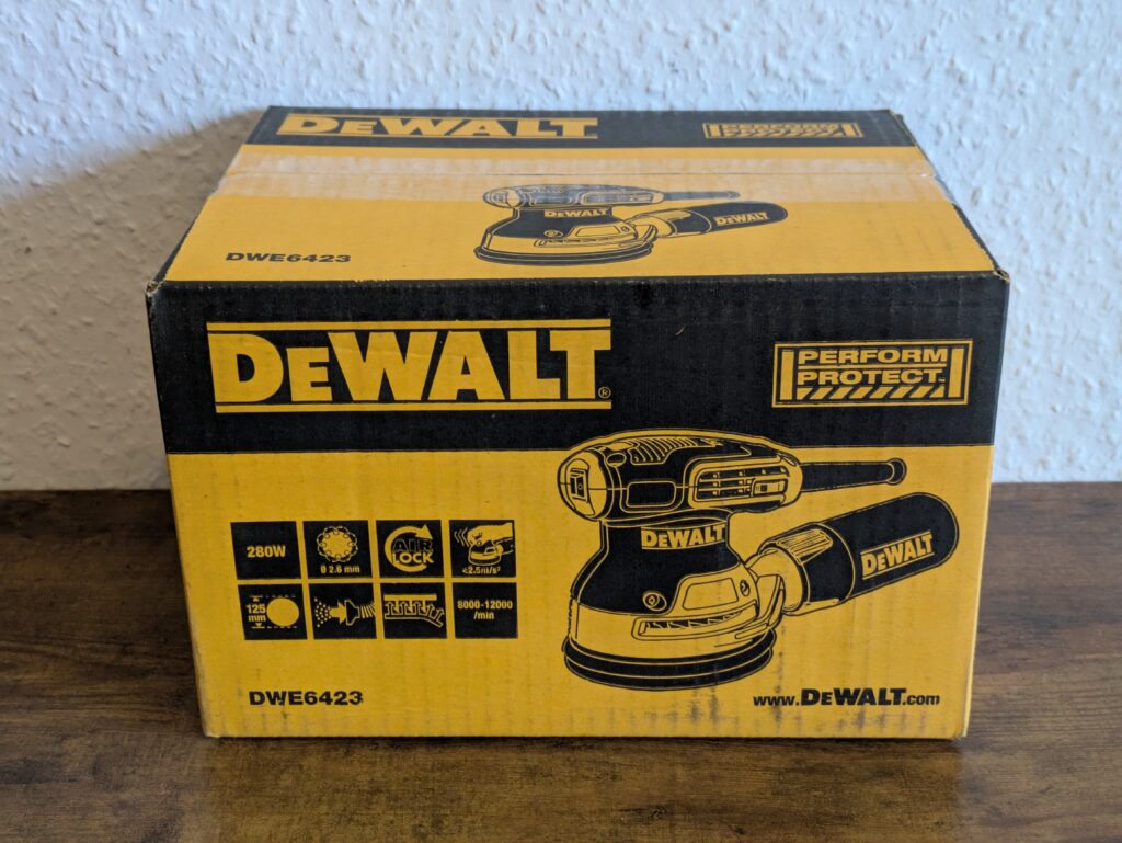 Verpackung des Dewalt DWE6423 QS Exzenterschleifers von vorne