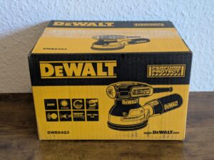 Verpackung des Dewalt DWE6423 QS Exzenterschleifers von vorne