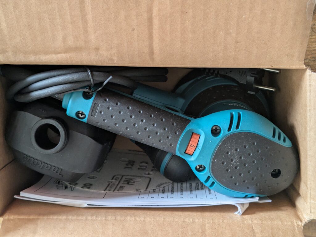 Verpackung des Makita BO5041 Exzenterschleifers geöffnet