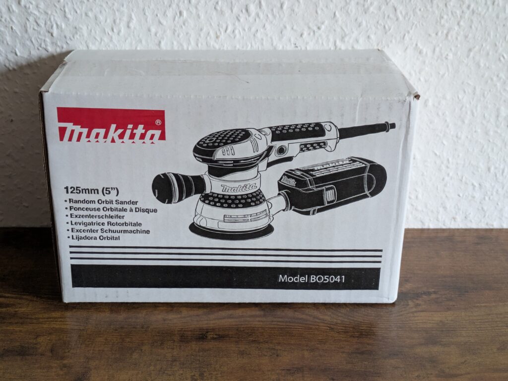 Verpackung des Makita BO5041 Exzenterschleifers von hinten