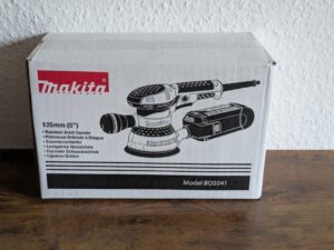 Verpackung des Makita BO5041 Exzenterschleifers von hinten