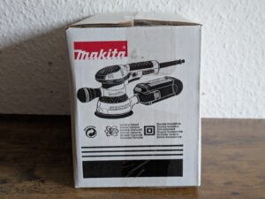 Verpackung des Makita BO5041 Exzenterschleifers von rechts