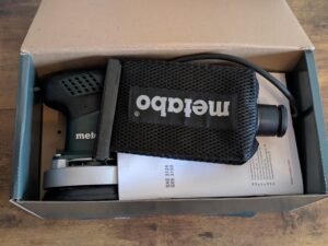 Verpackung des Metabo SXE 3125 Exzenterschleifers geöffnet