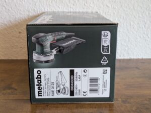 Verpackung des Metabo SXE 3125 Exzenterschleifers von links